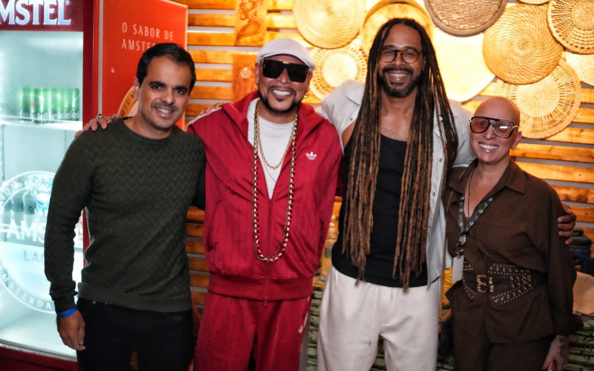 Nos bastidores do show de Jau, na Casa Savana, palco do flagra exclusivo de Anitta e Danilo Mesquita, o cantor posa com Igor Oliveira e Patrícia Havana, seus empresários, e Pedro Oliveira, proprietário da casa de eventos, no Centro do Rio