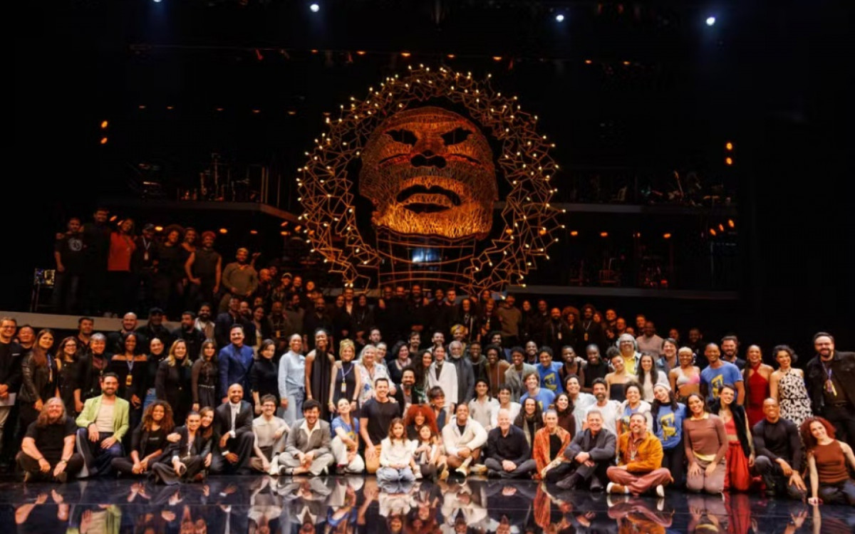 Gilberto Gil e Flora posam com elenco do musical