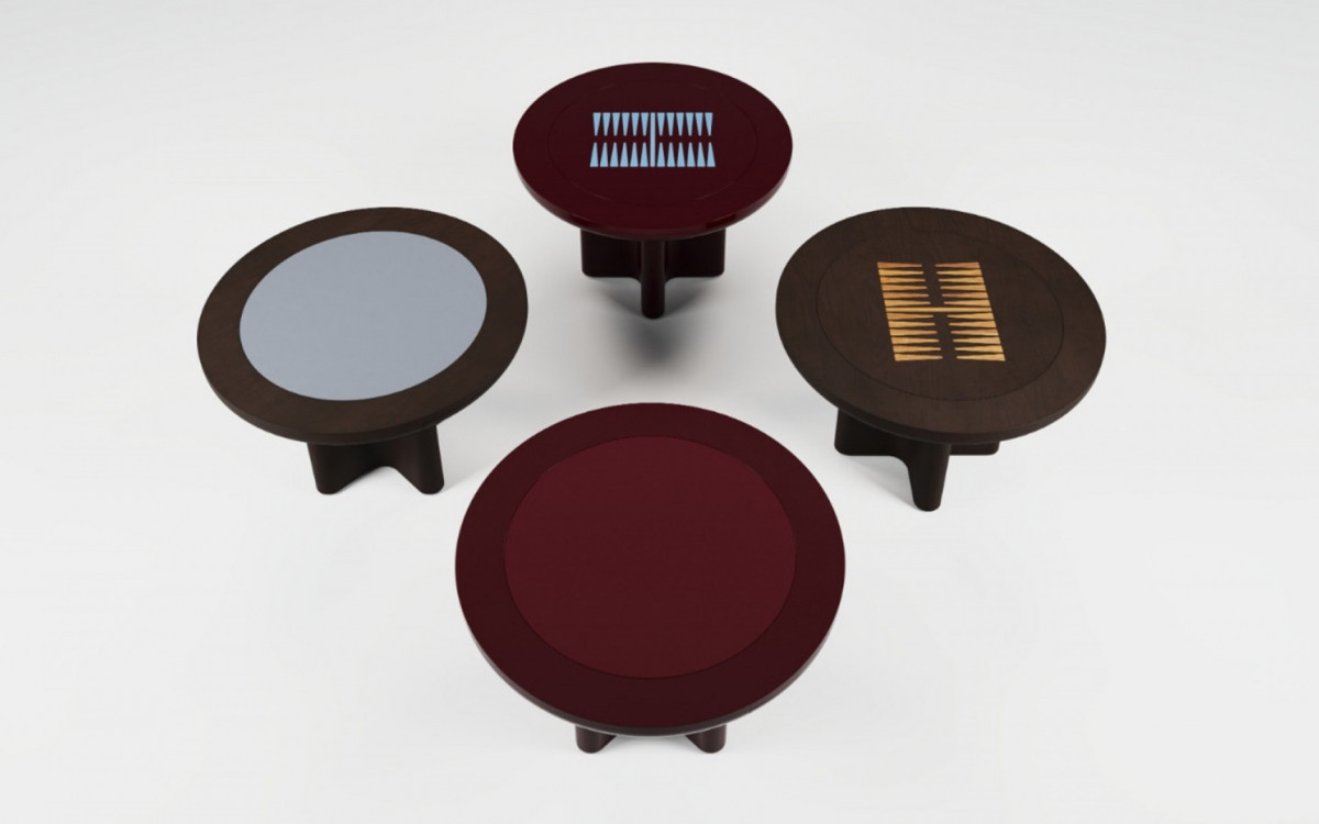 Mesa reúne um tabuleiro de gamão de um lado e espaço para carteado do outro