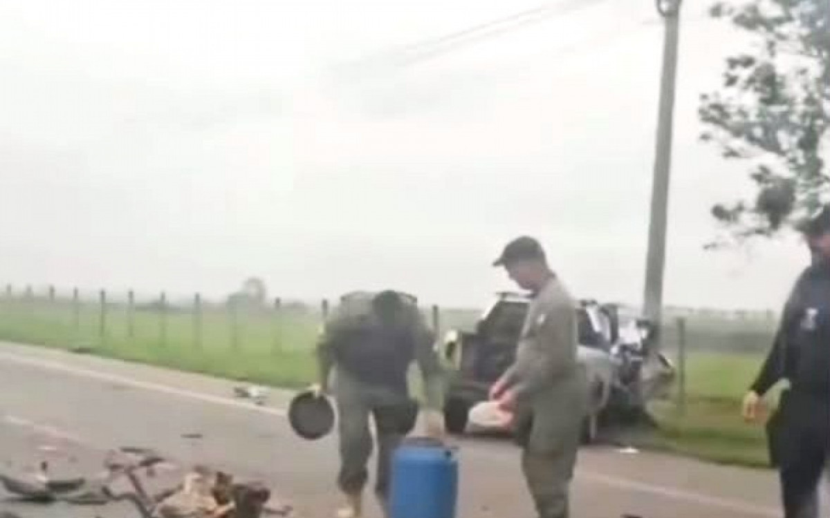 Veículo ficou destruído após a colisão com uma árvore na RJ-196