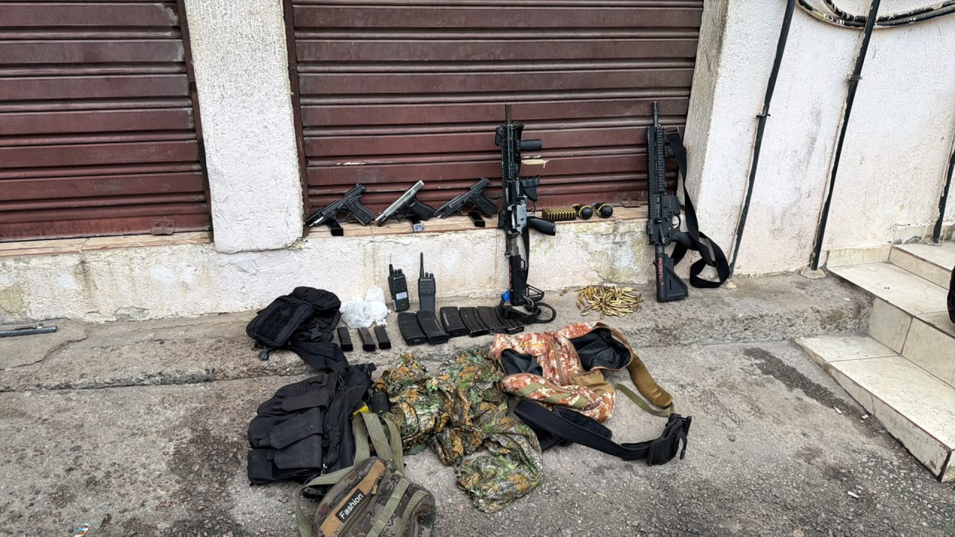Policiais apreenderam dois fuzis, tr&ecirc;s pistolas, granadas, muni&ccedil;&otilde;es, drogas e outros materiais - Divulga&ccedil;&atilde;o / PMERJ