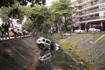 Carro cai em canal após colisão no Jardim Botânico