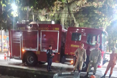 Carro cai em canal após colisão no Jardim Botânico