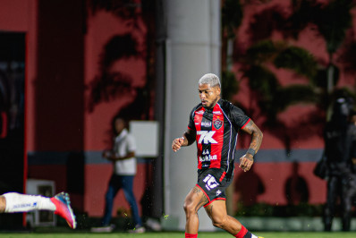 Vídeo: Bahia provoca Marinho, que tomou a camisa de jogador