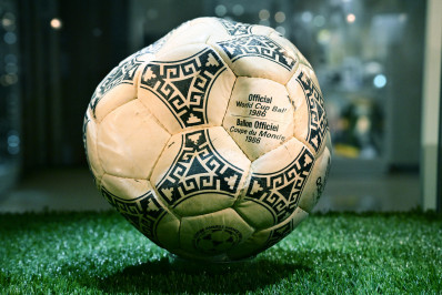Bola da ‘Mão de Deus’ de Maradona é leiloada por mais de R$ 17 milhões