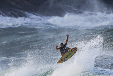 Nomes da elite do surfe de ondas grandes disputam o Itacoatiara Big Wave