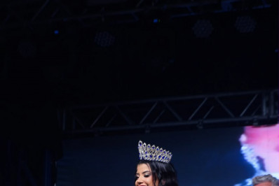Grazi Xavier recebe coroa de rainha de bateria da Unidos da Ponte