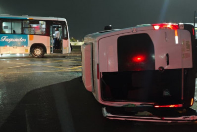 Van tomba após colidir com ônibus em Niterói