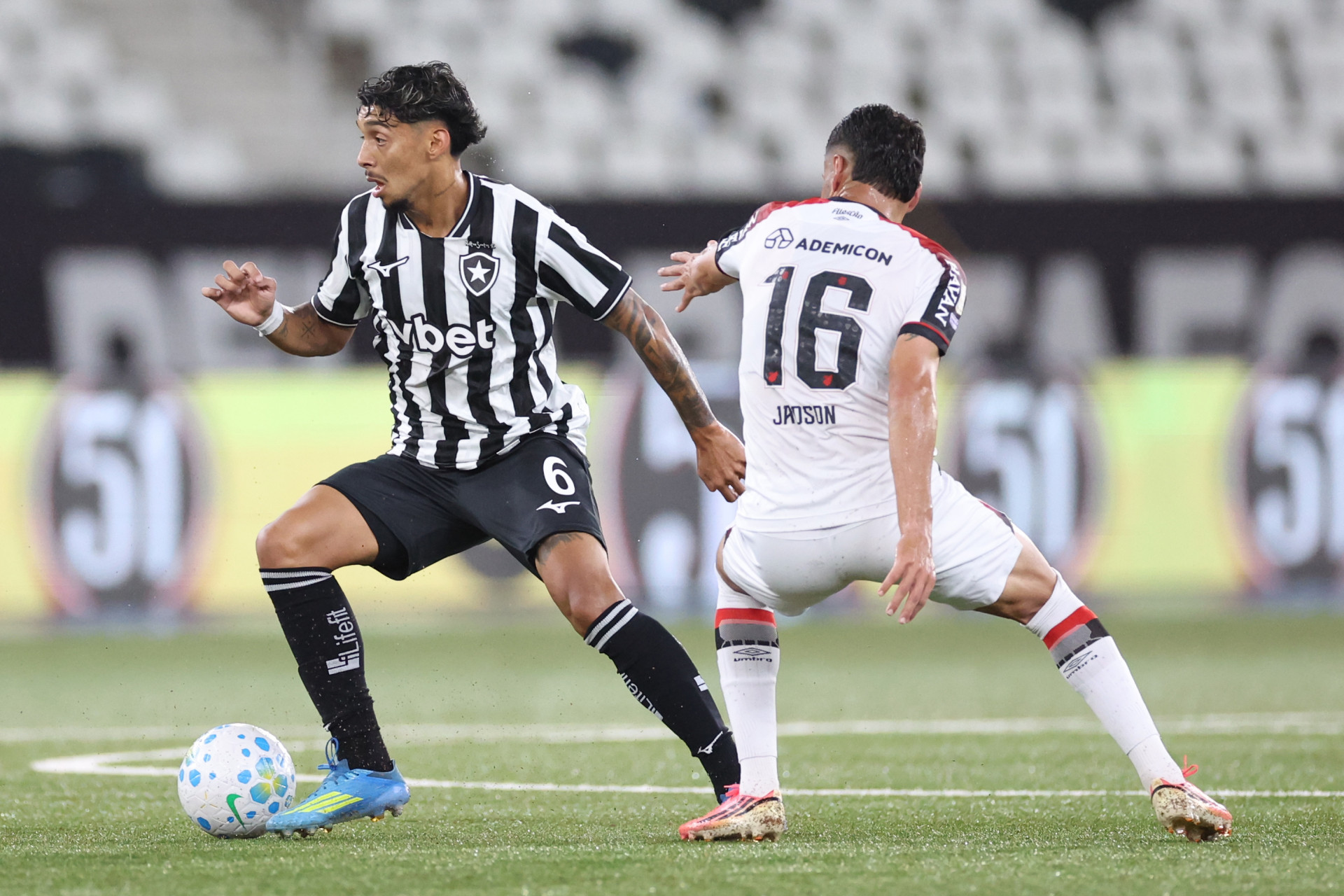 Medina em a&ccedil;&atilde;o no jogo entre Botafogo e Athletico-PR - V&iacute;tor Silva/Botafogo