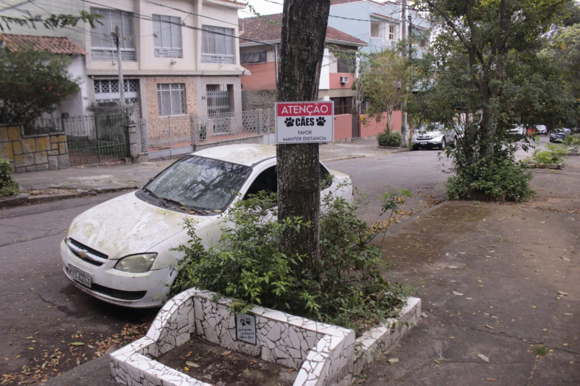 Placa alerta sobre presen&ccedil;a de c&atilde;es na Rua Sab&oacute;ia Lima, onde cachorro foi morto a tiros - Carlos Elias Junior / Ag&ecirc;ncia O Dia