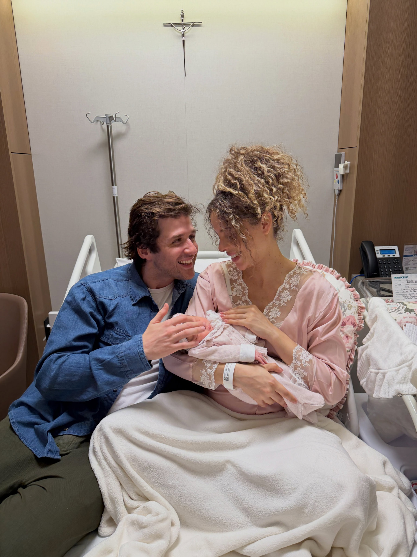 Gil Coelho e Larissa Gloor anunciam nascimento da filha