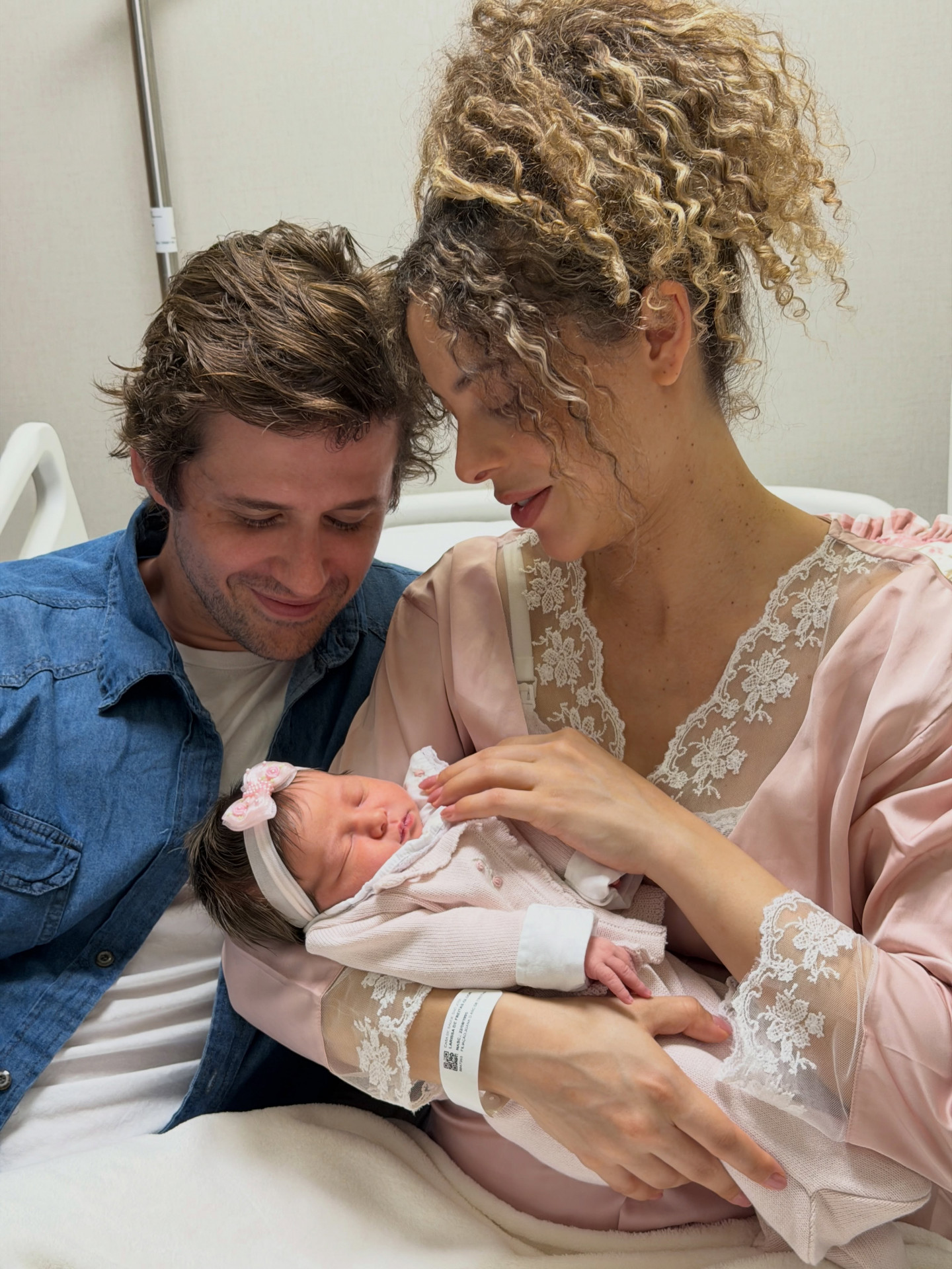 Gil Coelho e Larissa Gloor anunciam nascimento da filha