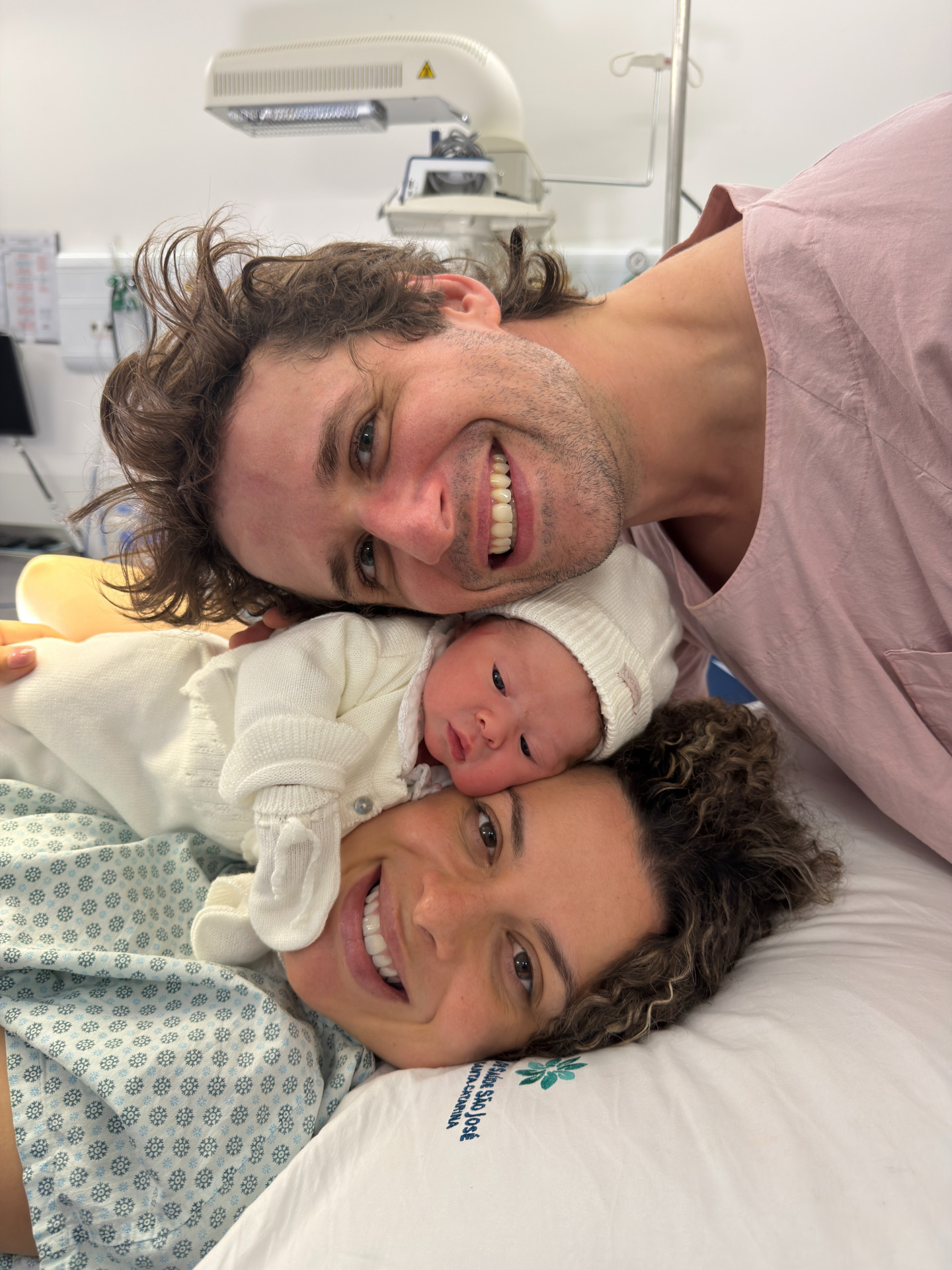 Gil Coelho e Larissa Gloor anunciam nascimento da filha