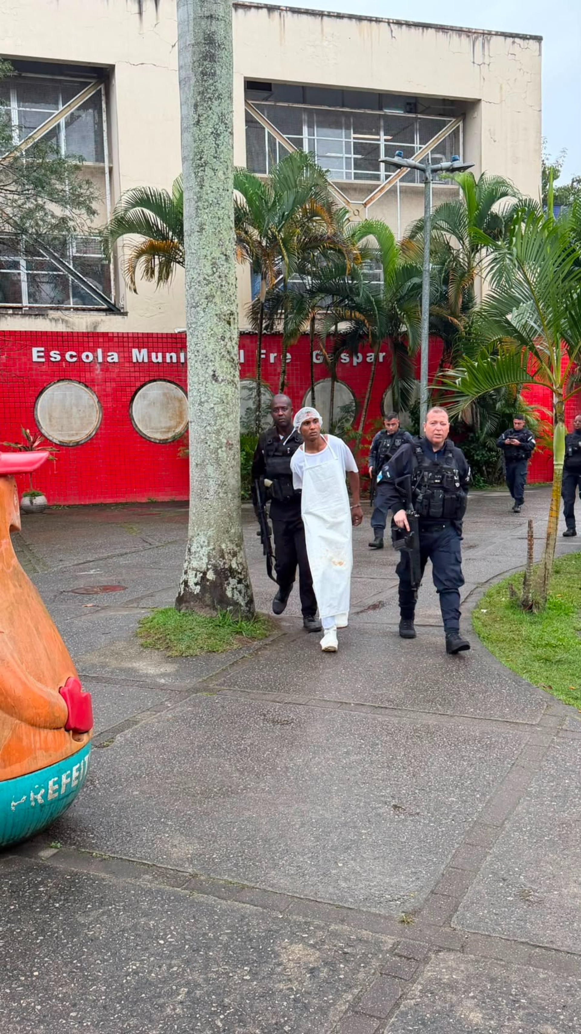 Suspeito pulou muro de uma escola e tentou fugir de operação vestido de merendeiro - Reprodução / PMERJ