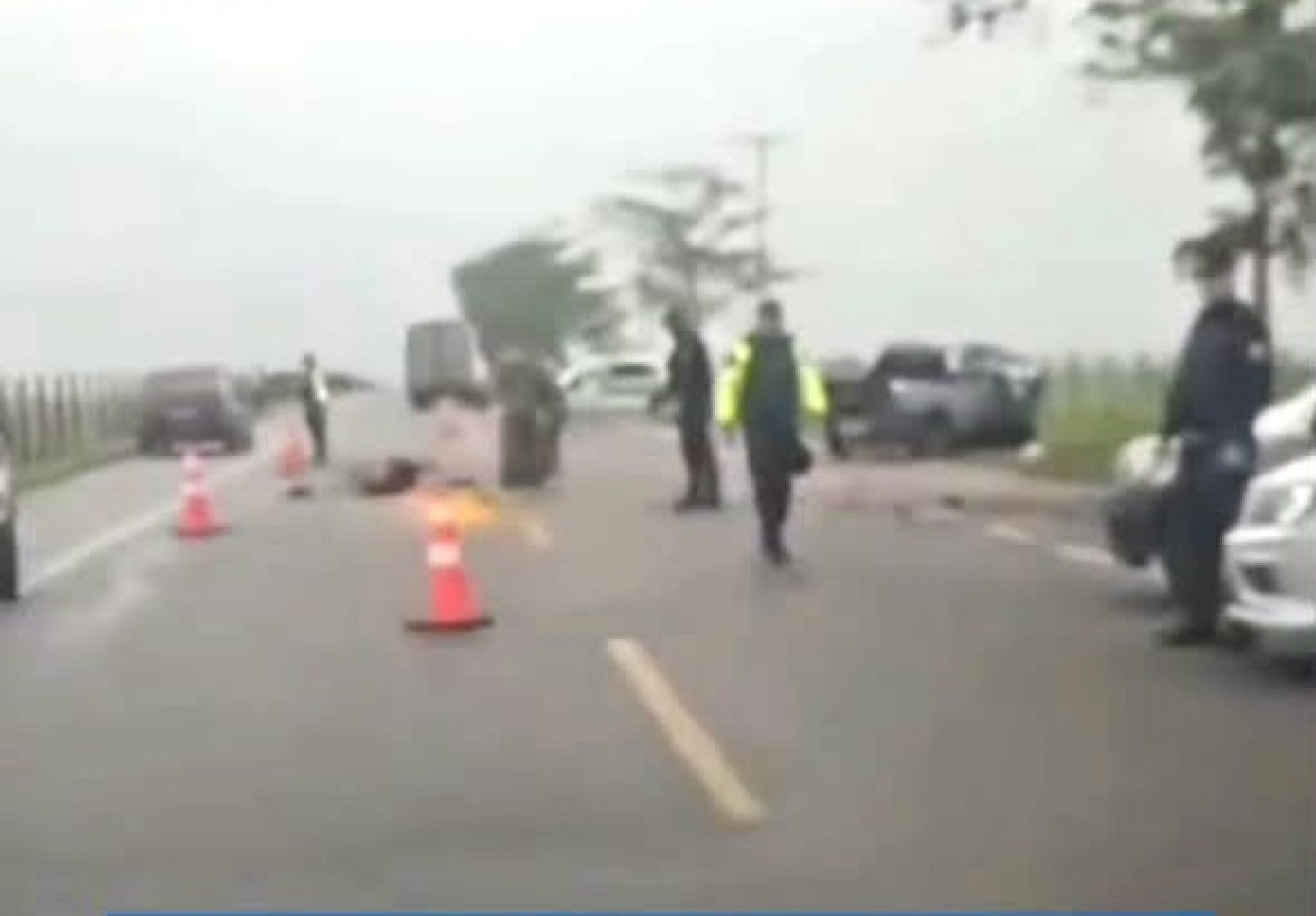 Ve&iacute;culo ficou destru&iacute;do ap&oacute;s a colis&atilde;o com uma &aacute;rvore na RJ-196 - Foto: Reprodu&ccedil;&atilde;o v&iacute;deo rede social