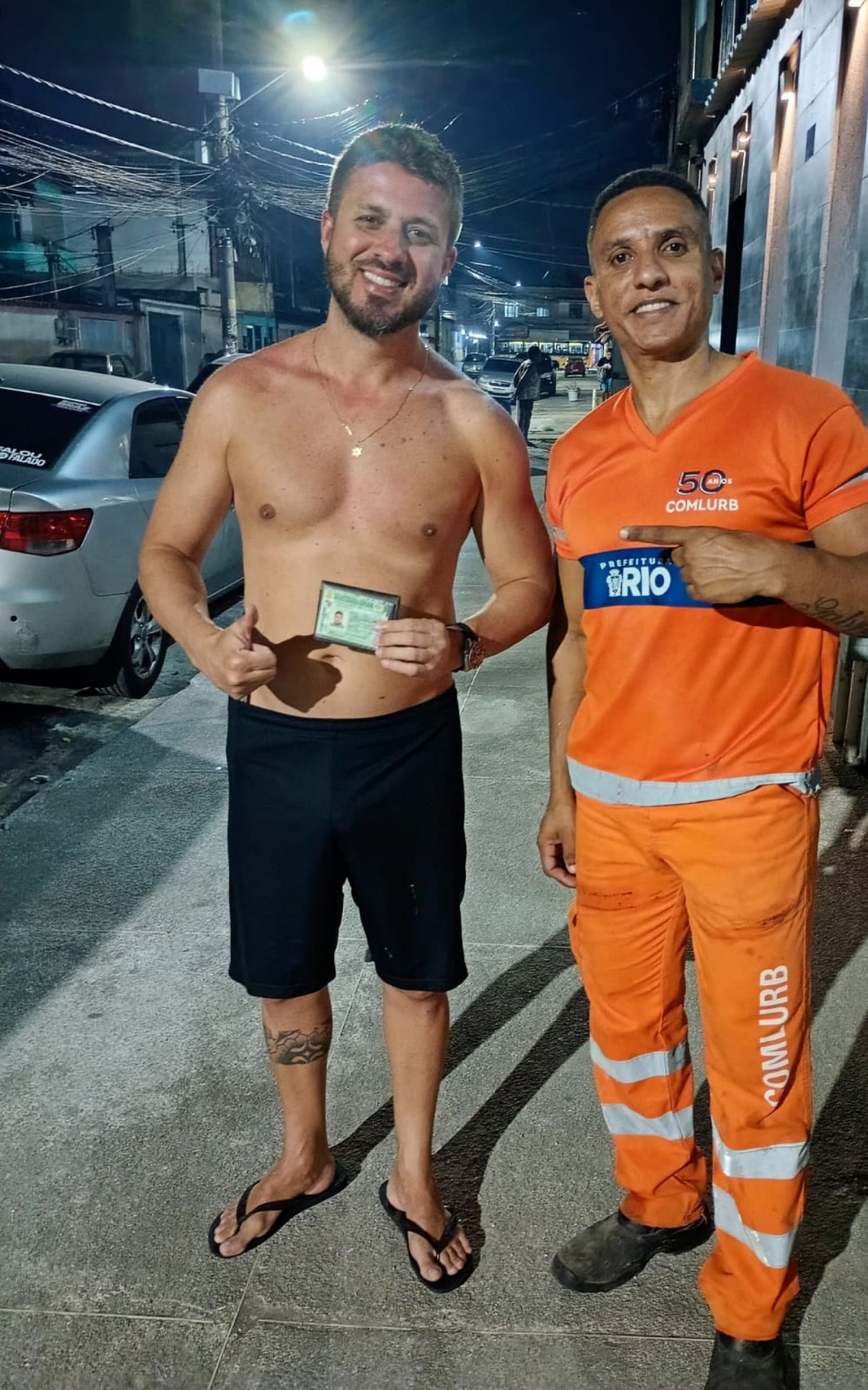 Felipe (E) e Fabiano (D) posaram para foto depois que gari devolveu a bolsa - Divulga&ccedil;&atilde;o / Comlurb