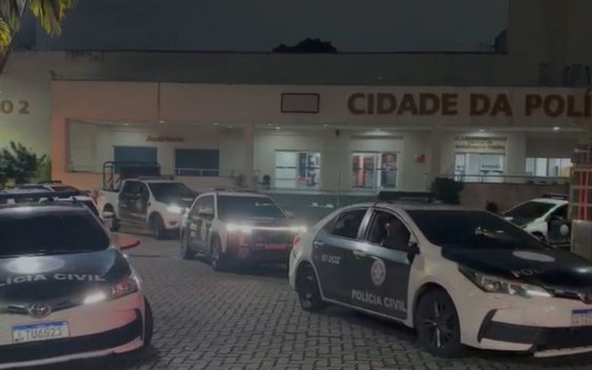 Agentes saíram da Cidade da Polícia para cumprir mandados no Complexo de Israel - Divulgação