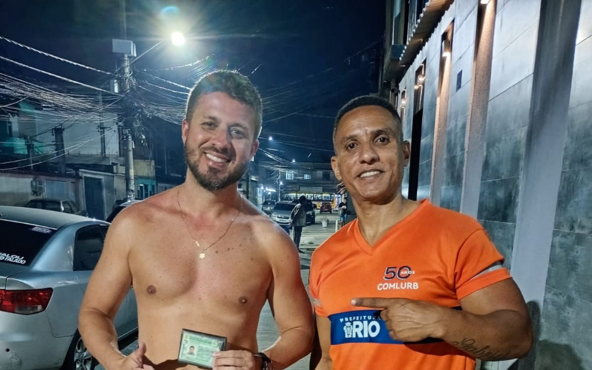 Fabiano (D) entrega o documento a Felipe ap&oacute;s encontrar a bolsa