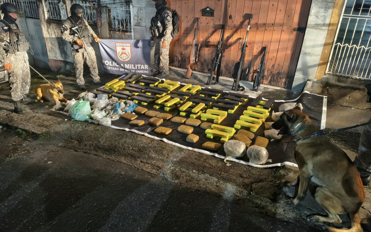 Material apreendido pela PM na noite de segunda (24) no Complexo de Israel - Divulgação/PMERJ