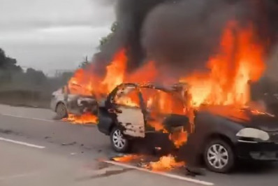 Carros são incendiados em manifestação na Rio-Santos