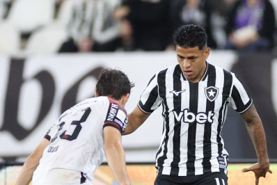 Torcedores do Botafogo se dividem sobre saída de Matheus Martins