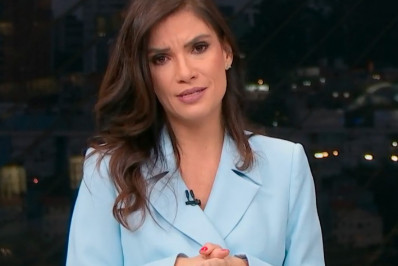 Apresentadora da Globo segura o choro ao noticiar morte de irmãos