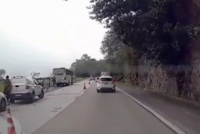 Motociclista morre em acidente com ônibus na Serra de Petrópolis