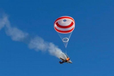 Vídeo: Avião de pequeno porte pega fogo no ar e cai em área de mata