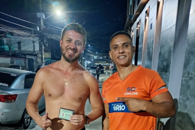 Honestidade! Gari devolve bolsa com dinheiro e documentos em Realengo