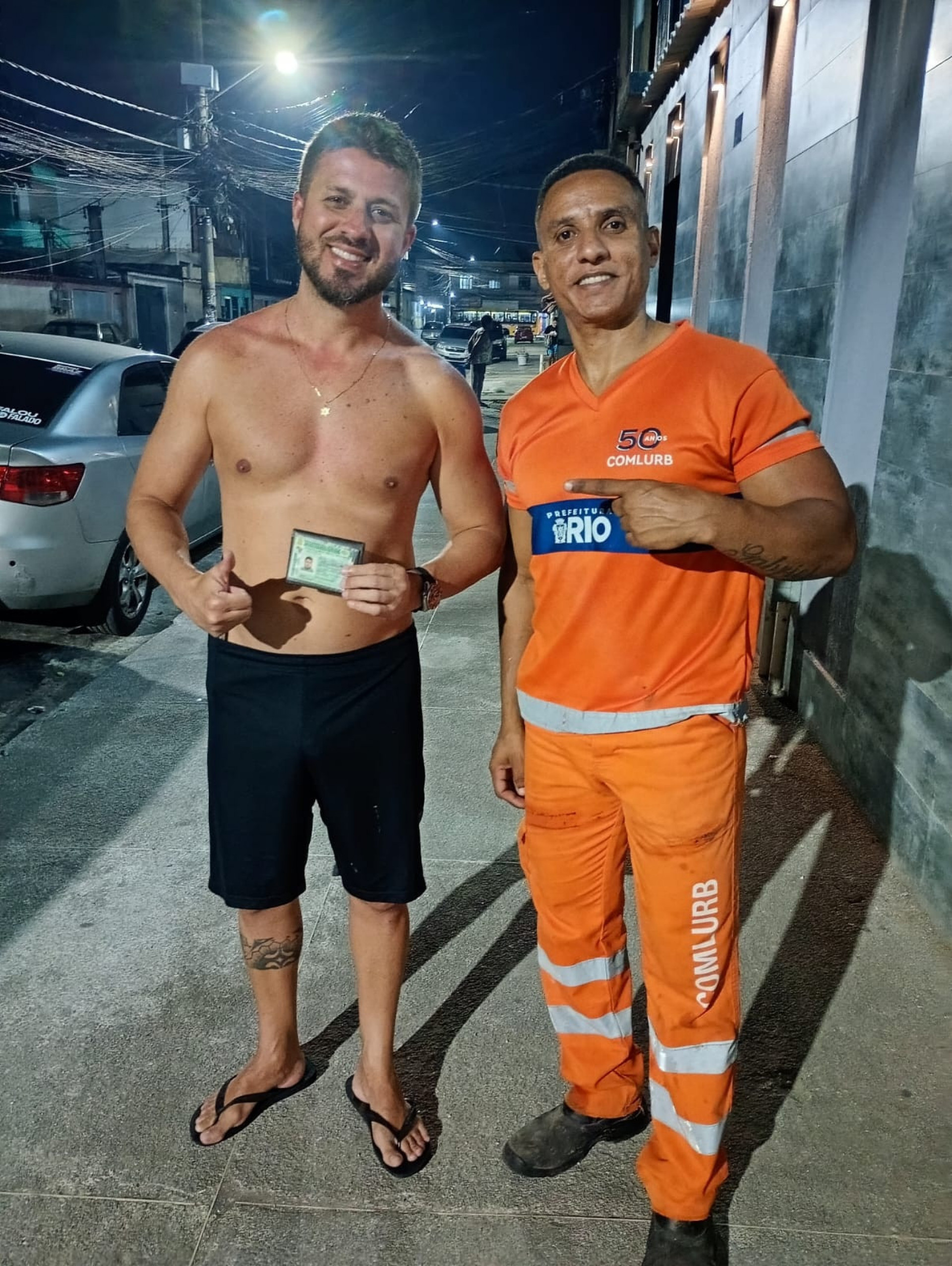 Fabiano (D) entrega o documento a Felipe após encontrar a bolsa
