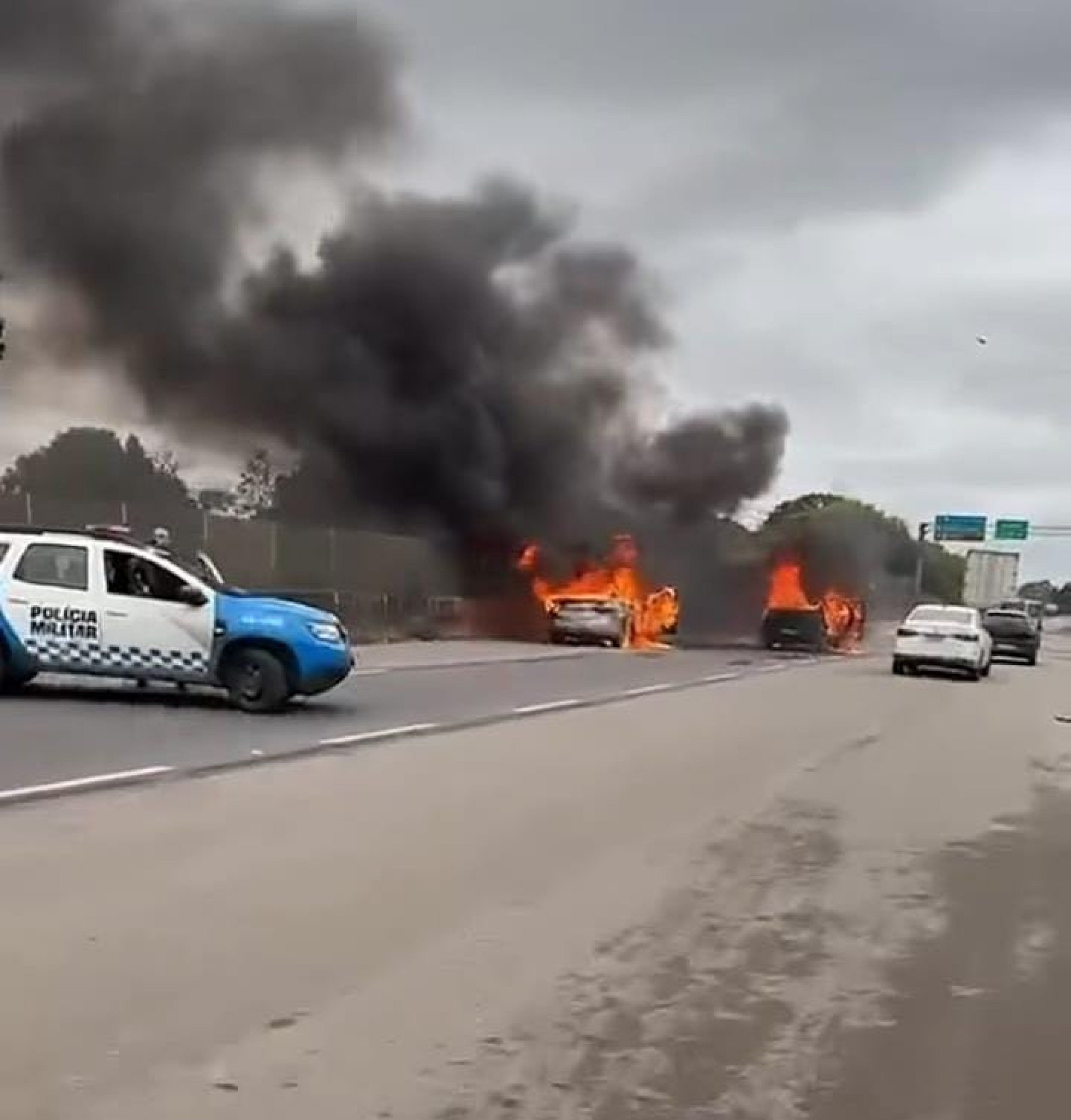 Ve&iacute;culos incendiados hoje na altura do Dom Zellitus - Divulga&ccedil;&atilde;o/Reprodu&ccedil;&atilde;o Rede Social
