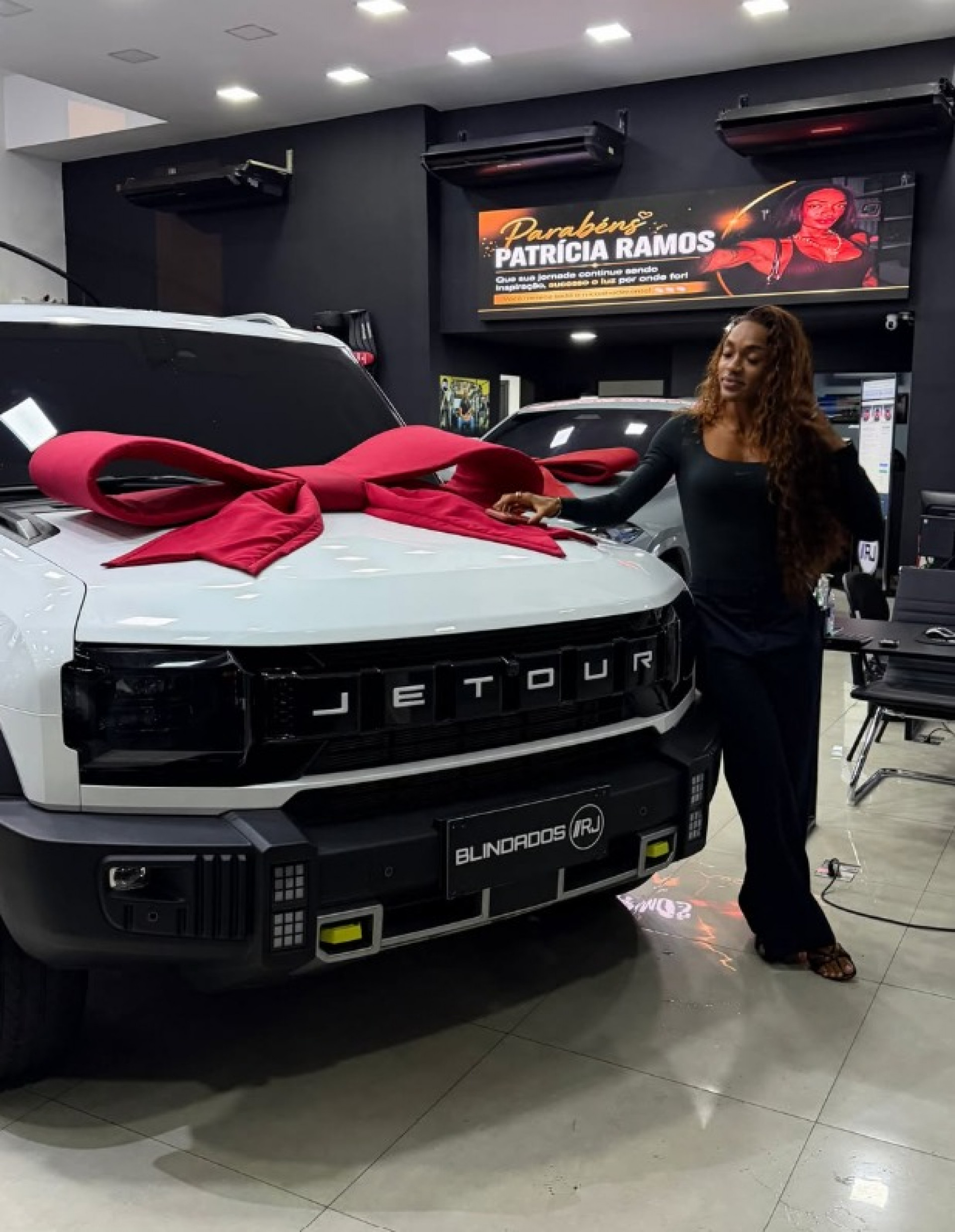 Patrícia Ramos comemorou a compra de novo carro blindado - Reprodução / Instagram