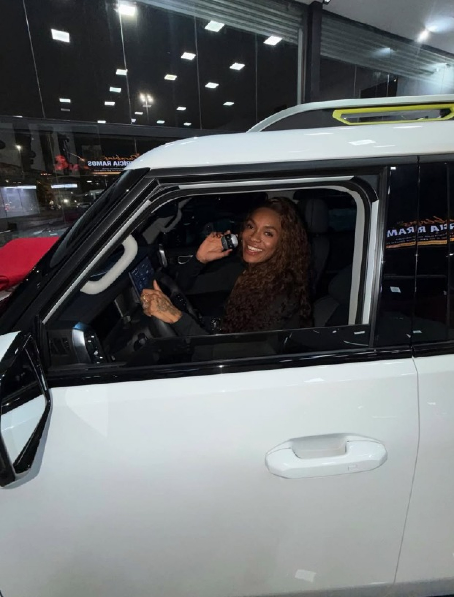 Patrícia Ramos comemorou a compra de novo carro blindado - Reprodução / Instagram