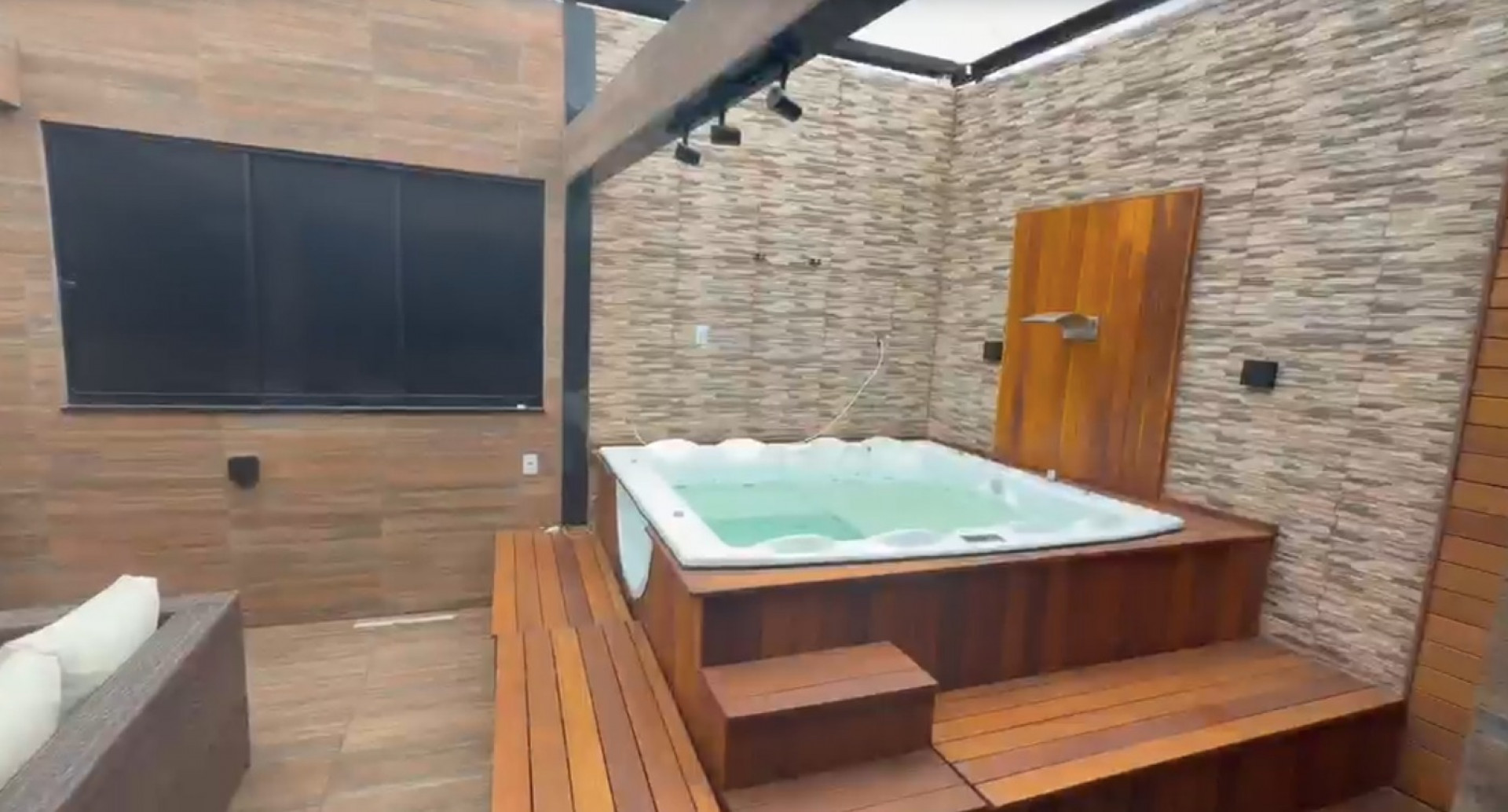 Mansão de traficante no Complexo Israel conta com jacuzzi - Divulgação/Polícia Civil