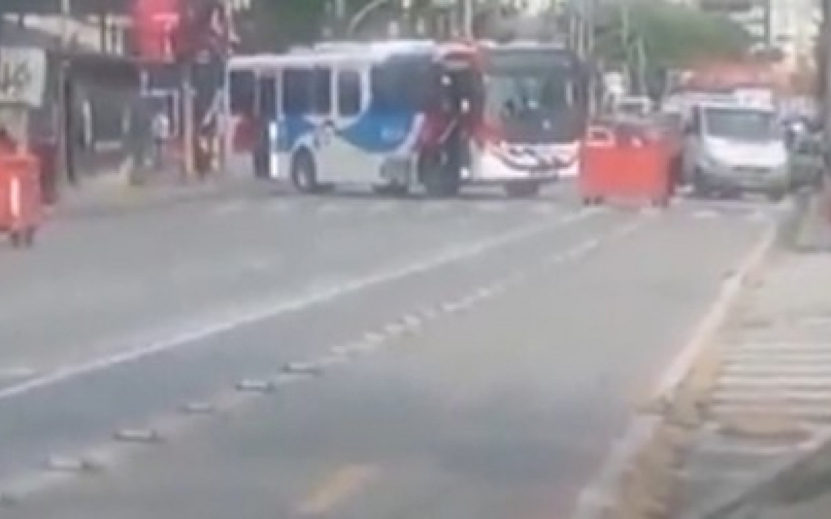 &Ocirc;nibus bloqueou a Avenida Ernani Cardoso, em Cascadura