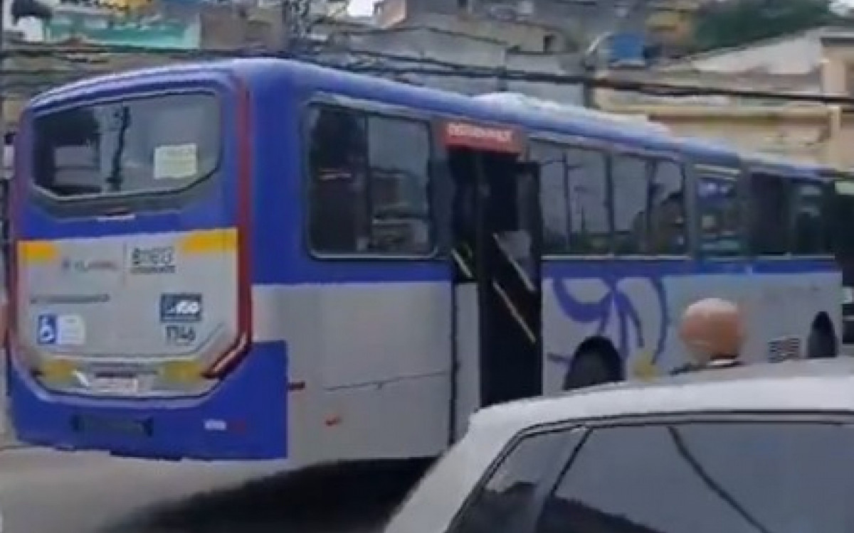 &Ocirc;nibus bloquearam a Rua Clarimundo de Melo