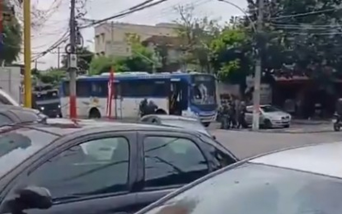 &Ocirc;nibus bloquearam a Rua Clarimundo de Melo