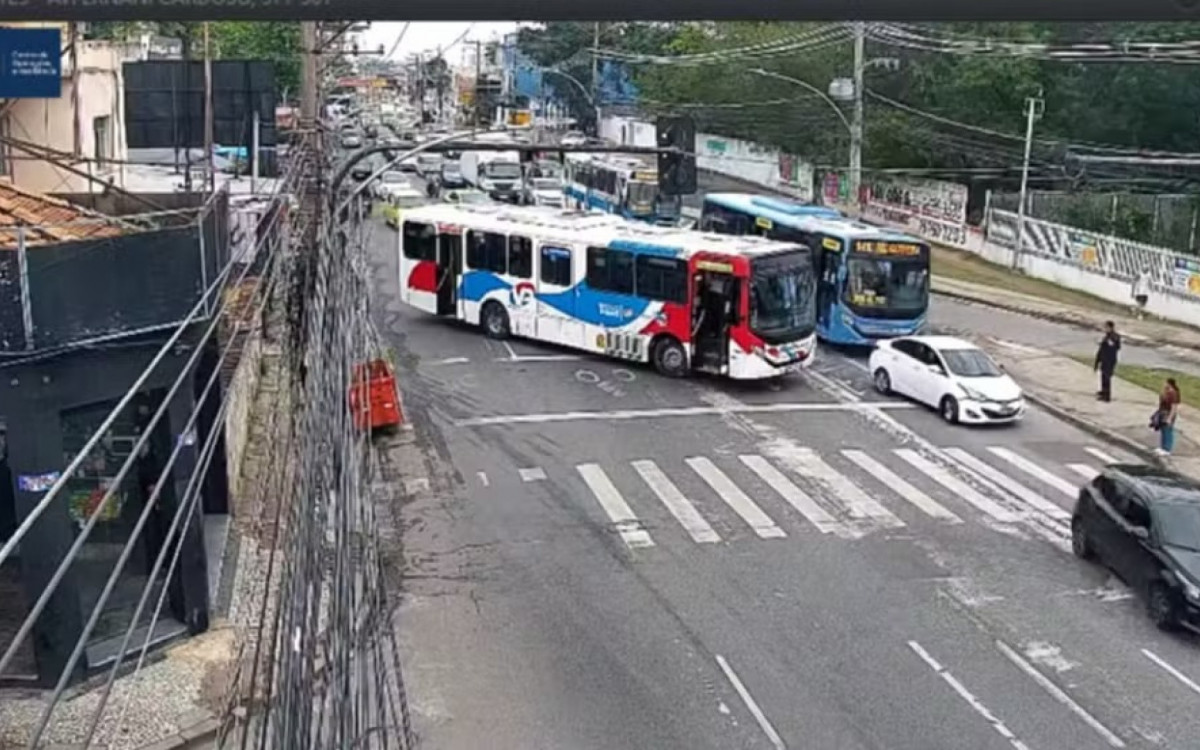 &Ocirc;nibus foi usado como barricada na Avenida Ernani Cardoso, em Cascadura