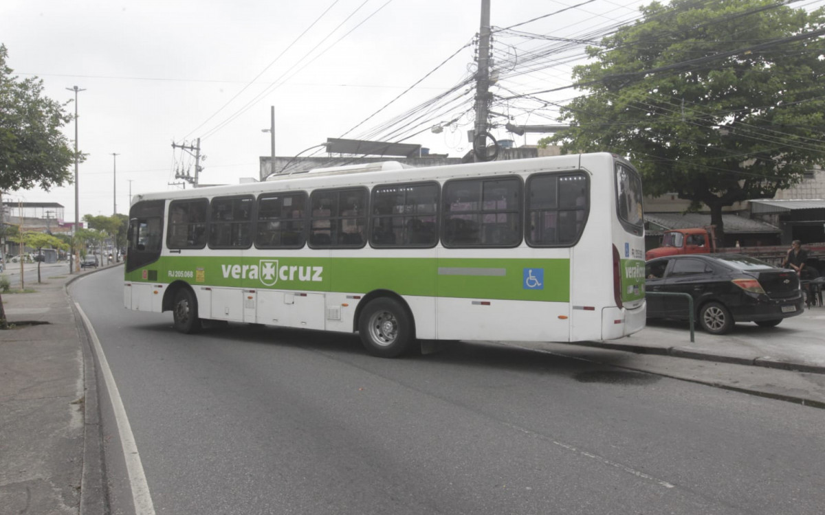 &Ocirc;nibus bloqueou a Avenida Dom H&eacute;lder C&acirc;mara, em Cascadura