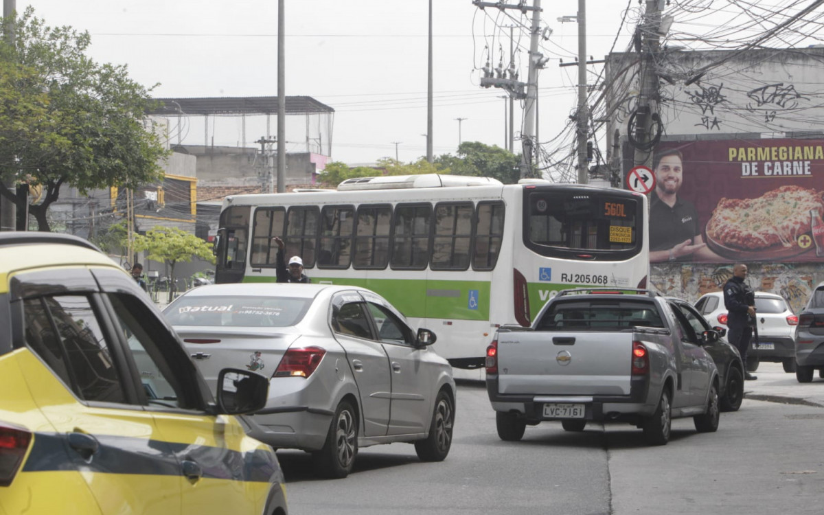 &Ocirc;nibus bloqueia a Avenida Dom H&eacute;lder C&acirc;mara, na altura da Rua Quint&atilde;o