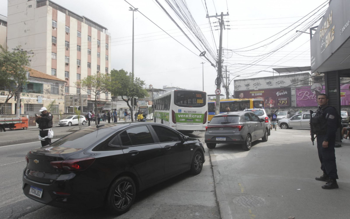 &Ocirc;nibus bloqueia a Avenida Dom H&eacute;lder C&acirc;mara, na altura da Rua Quint&atilde;o