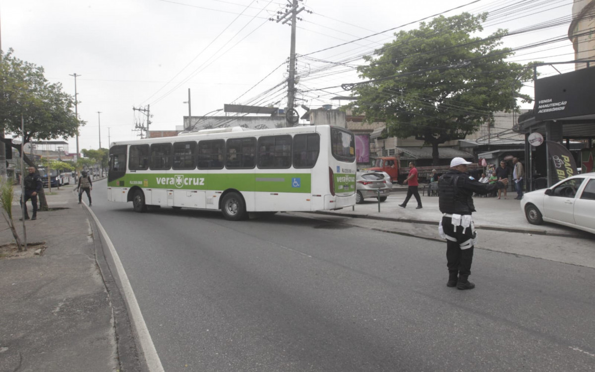 &Ocirc;nibus bloqueou a Avenida Dom H&eacute;lder C&acirc;mara, em Cascadura