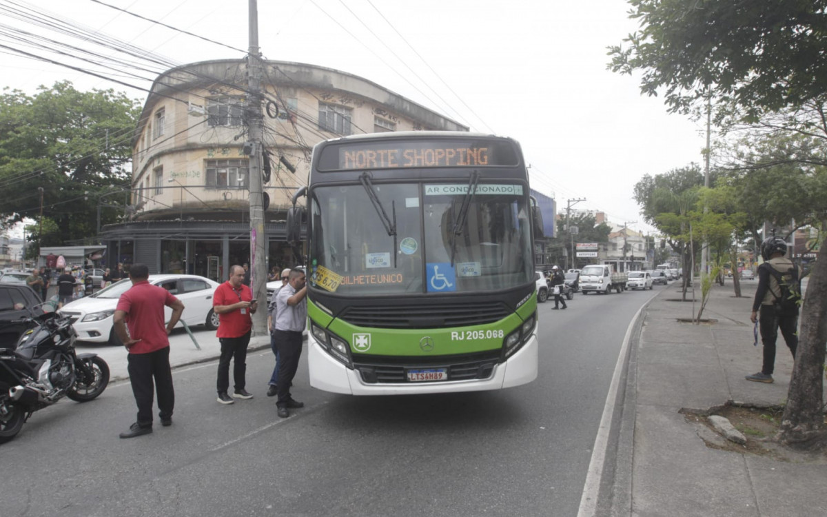 &Ocirc;nibus bloqueou a Avenida Dom H&eacute;lder C&acirc;mara, em Cascadura