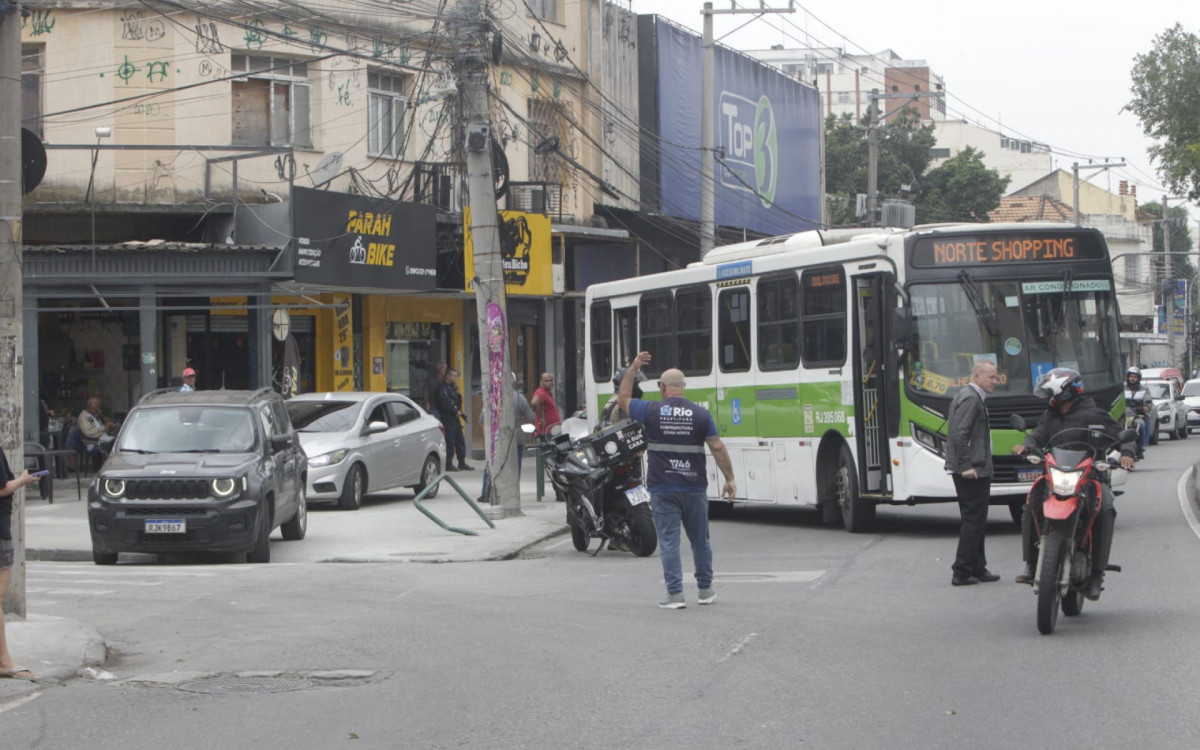 &Ocirc;nibus bloqueou a Avenida Dom H&eacute;lder C&acirc;mara, em Cascadura