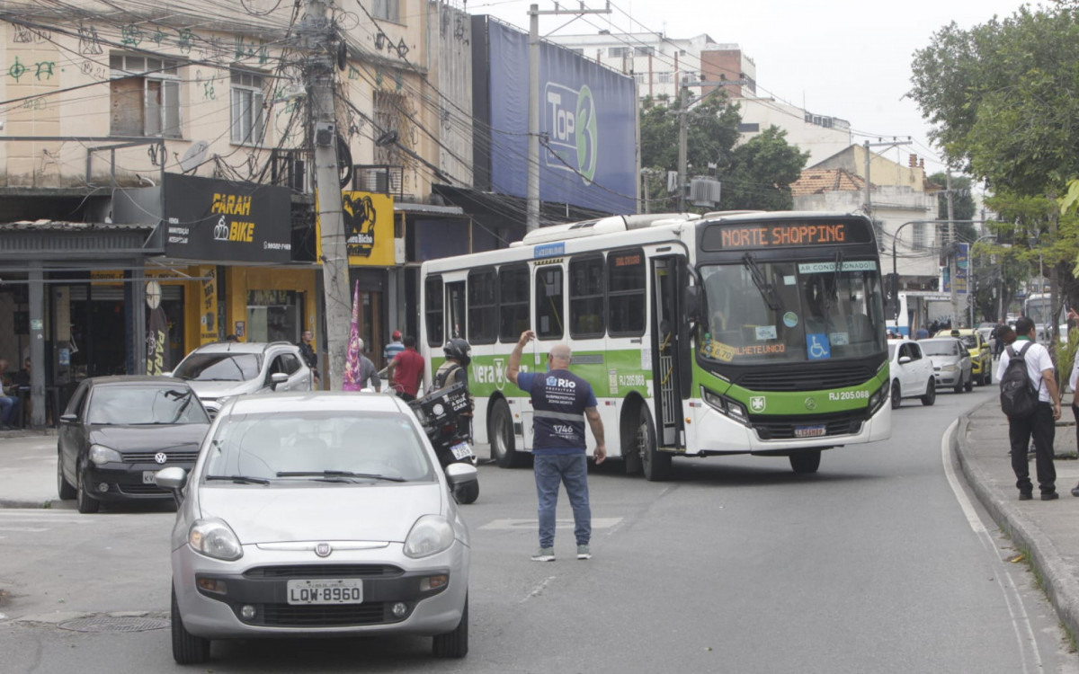 &Ocirc;nibus bloqueou a Avenida Dom H&eacute;lder C&acirc;mara, em Cascadura