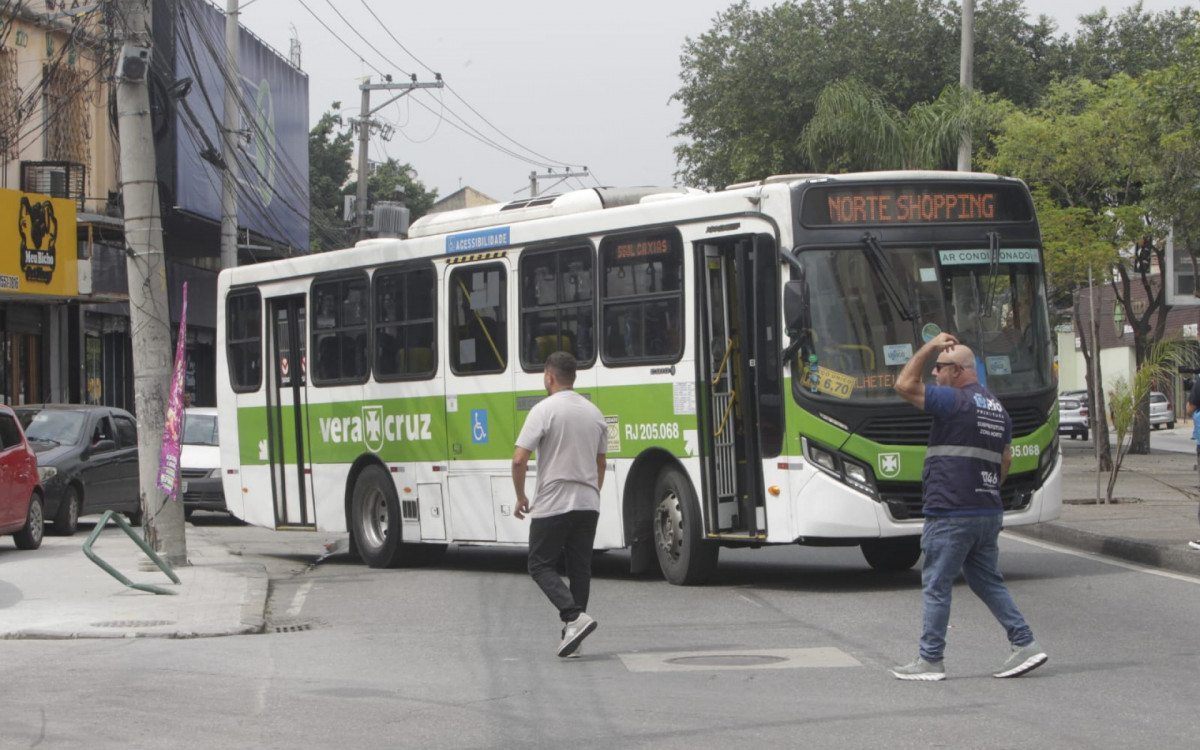 &Ocirc;nibus bloqueia a Avenida Dom H&eacute;lder C&acirc;mara, na altura da Rua Quint&atilde;o