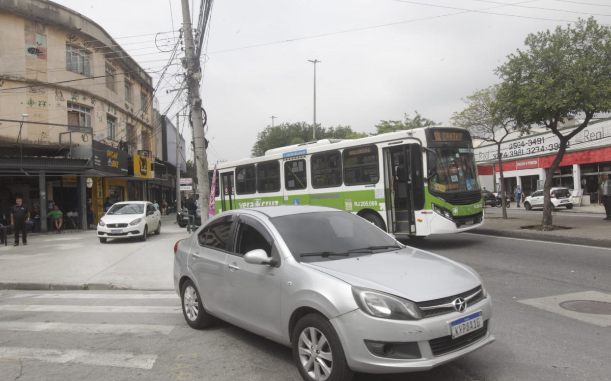 &Ocirc;nibus bloqueia a Avenida Dom H&eacute;lder C&acirc;mara, na altura da Rua Quint&atilde;o