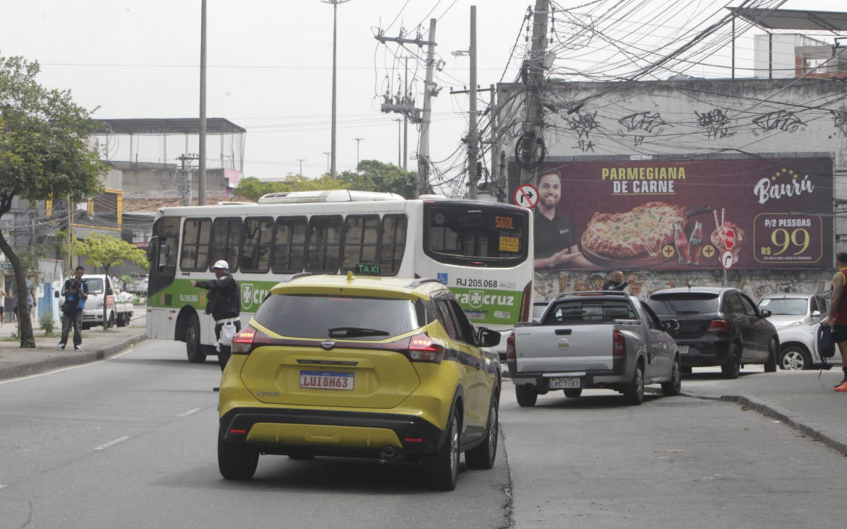 &Ocirc;nibus bloqueia a Avenida Dom H&eacute;lder C&acirc;mara, na altura da Rua Quint&atilde;o