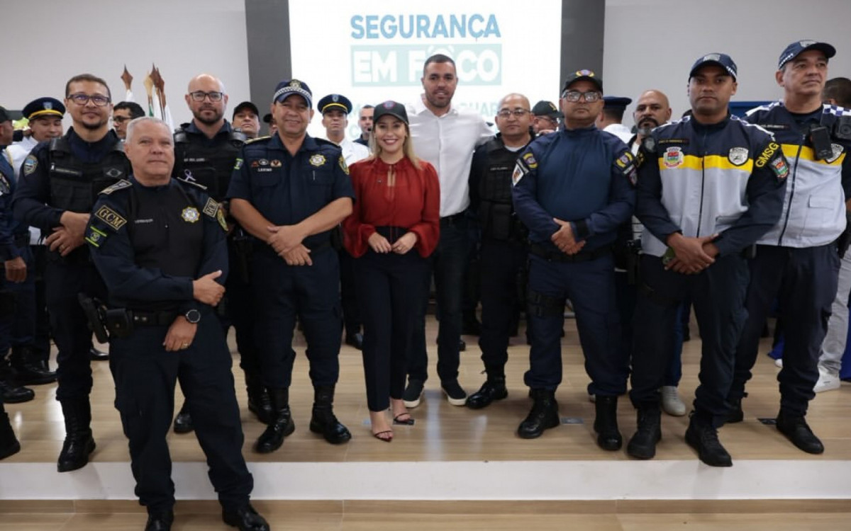 Daniela entre agentes e autoridades na entrega de armamento da Guarda Civil Municipal 