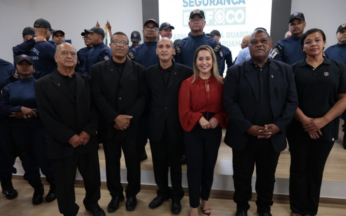 Daniela entre agentes e autoridades na entrega de armamento da Guarda Civil Municipal 